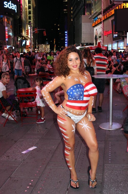 16884706-230784067-halbnackt-times-square-desnudas-sorgen-aerger-O5732872d78267419cee.md.jpg