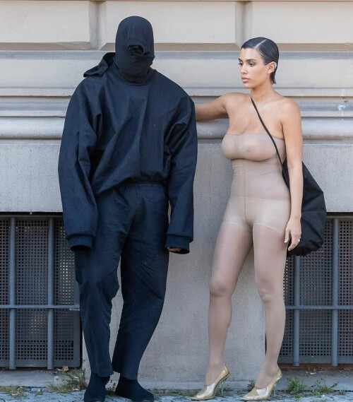 1694730617_406_EXCLUSIVE-Kanye-West-and-Bianca-Censori-chow-down-on-KEBABS8f22aa5e630d8c9c.md.jpg