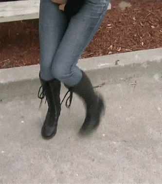 1886972655_KariByronPeeing.gif.f06e659bd510ac259a4d935ad80f9d4a.gif