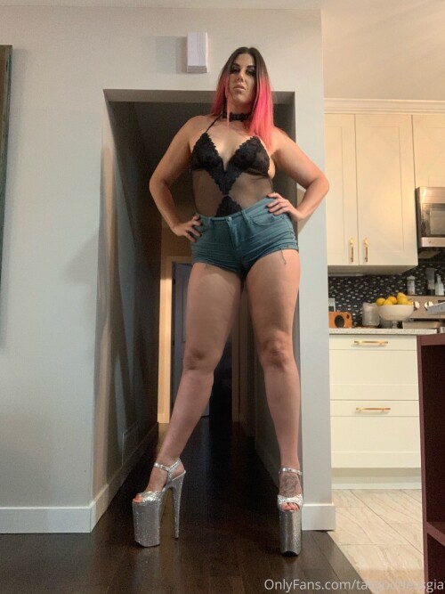 Tall Goddess Gia | Gia De Luca | tallgoddessgia Nude Leaked Onlyfans Photo