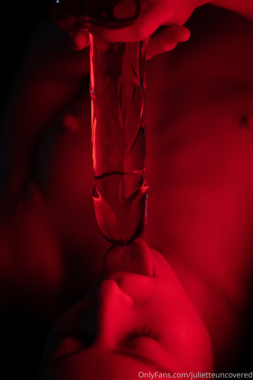 2020-10-31_A-little-red-light-and-glass-dildo-fun-thanks-to-_3840x5760_7e12243e297e33886883667322a6e05b.jpg