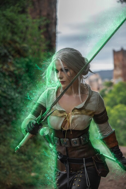 Book-The-Witcher---Ciri-teaser1.md.jpg