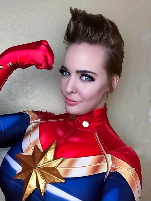 CaptainMarvelSelfie-2e35542e9f82c7cdf.md.jpg