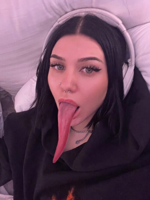 FVbu6fnVIAAd54y.md.jpg