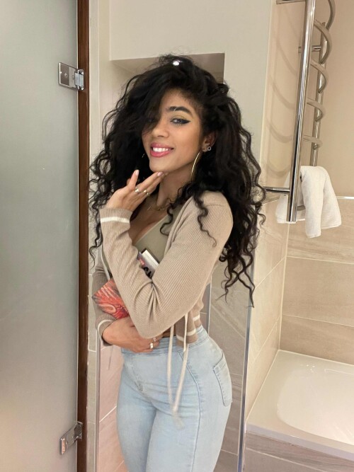 Facetune_01-01-2023-19-55-36.jpg