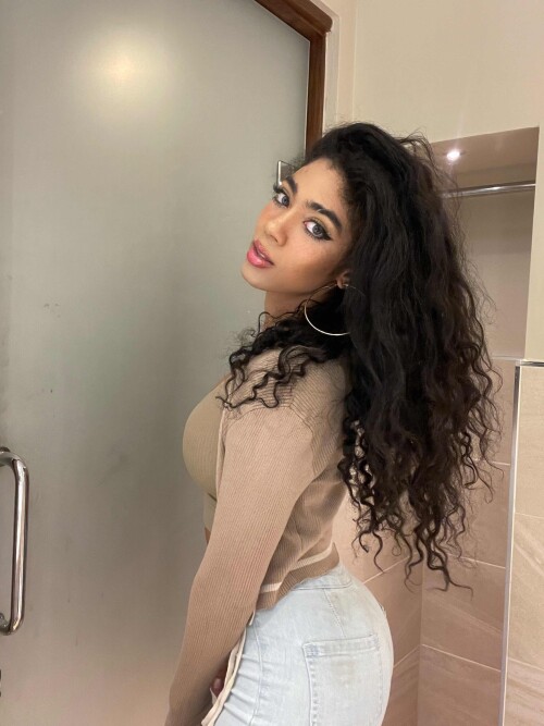 Facetune_01-01-2023-19-56-08.jpg