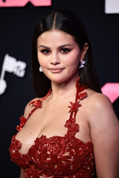 Selena Gomez Photo 1