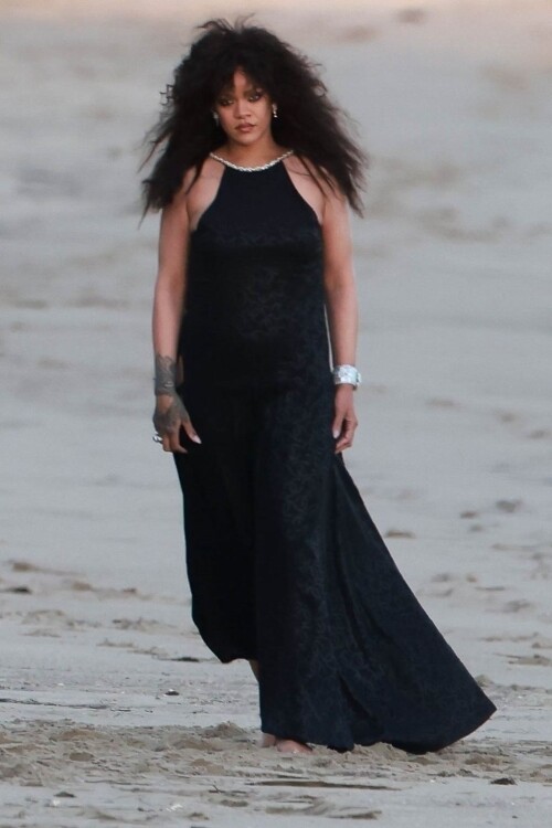 Rihanna_at_Chanel_Photoshoot_on_Malibu_Beach_12_16_2022__11_.md.jpg