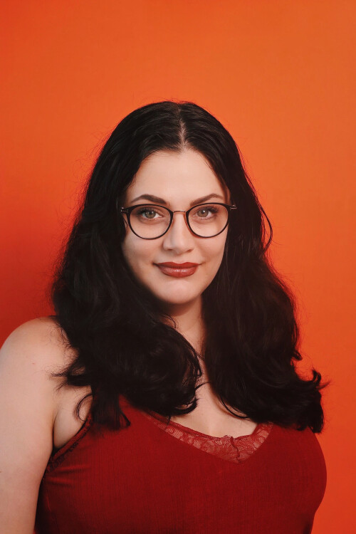 SarahHartshorneHeadshot2021Glasses.md.jpg