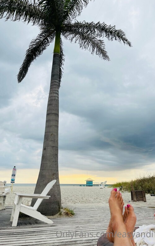 Toes_and_Palm_trees_.md.jpg