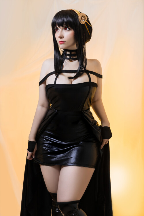 Yor_Thorn-Princess_4d670b446bc3af3d7.jpg
