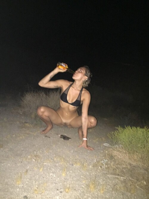acress-miley-cyrus-pees.jpg