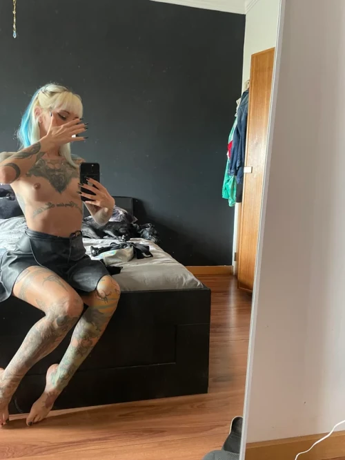anyone-want-to-trade-nudes-v0-7d50v3uk6rta14f50aadeb25e9c23.webp