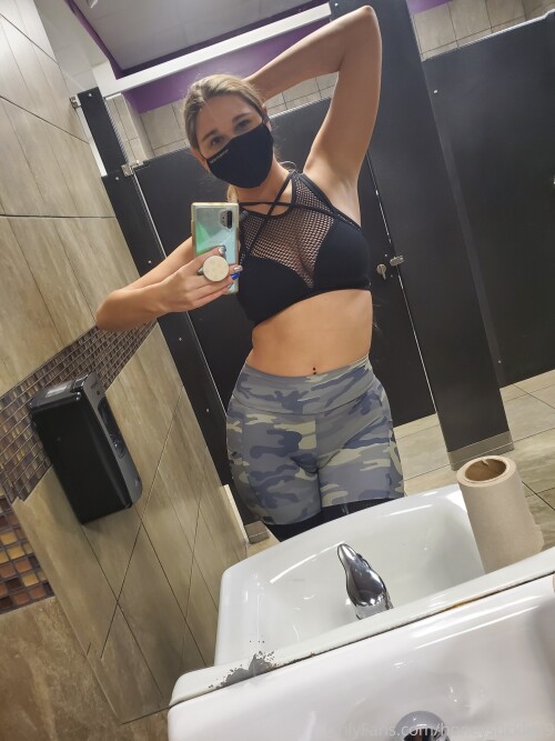 honeysuckle19-05-01-2021-2002201244-Flashing-at-the-gym.md.jpg