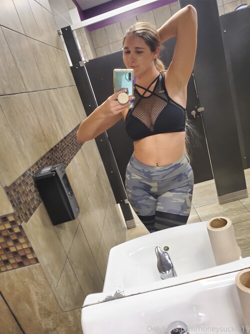 honeysuckle19-05-01-2021-2002201245-Flashing-at-the-gym.md.jpg
