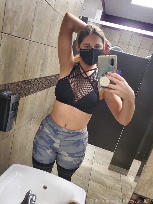 honeysuckle19-05-01-2021-2002201262-Flashing-at-the-gym.md.jpg