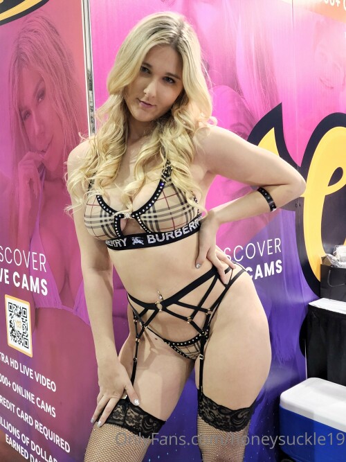 honeysuckle19-05-05-2022-2445310271-I-had-SO-much-fun-at-Chicago-exxxotica-this-weekend.md.jpg