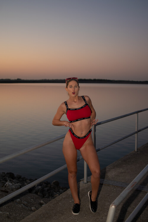 honeysuckle19-06-11-2018-15754300-flashing-by-the-water.md.jpg
