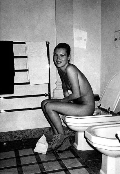 kate-moss-toilet7dad71fd2a35a86d.jpg