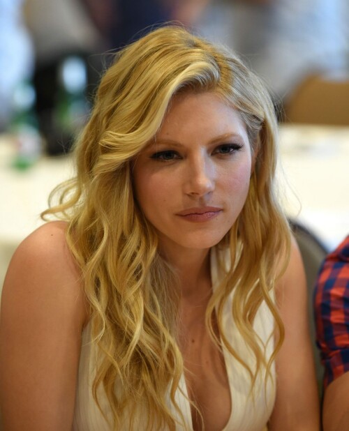 katheryn-winnick-at-vikings-panel-at-comic-con-2014-in-san-diego_1405006329597fe2bd.md.jpg