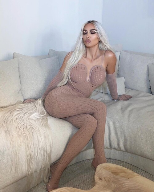 kimkardashian_CgGE9bQrQhd.md.jpg