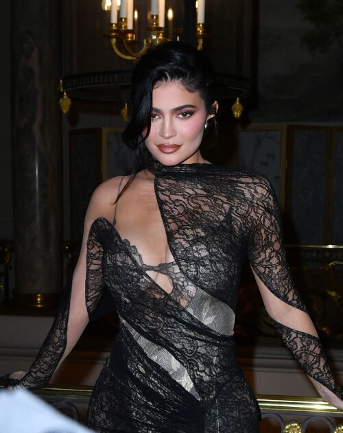 kylie_jenner_at_bof500_gala_in_paris_10_01_2022_1.jpg