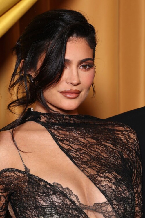 kylie_jenner_at_bof500_gala_in_paris_10_01_2022_2.jpg