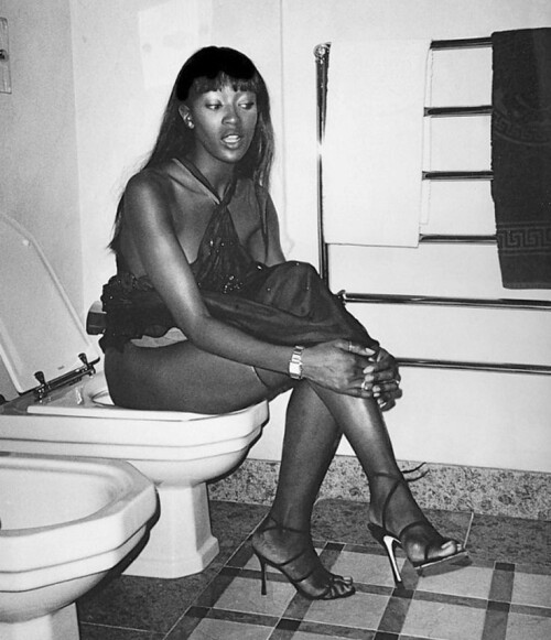 naomi-campbell-toilet.jpg