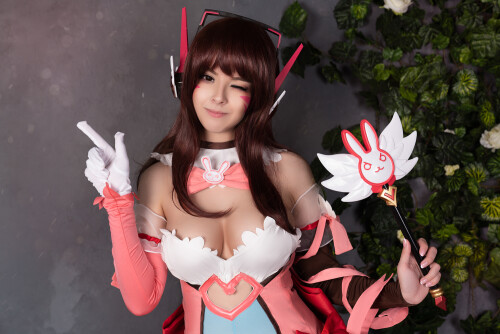 overwatch___magical_girl_d_va_cosplay_by_disharmonica_dcezb7b621ea027f7a21789.jpg