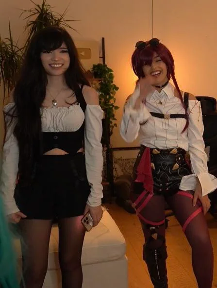 rae-emi-cosplay-stream-together-3-v0-h9g4xib0eqlb15cebcc1492564826.webp