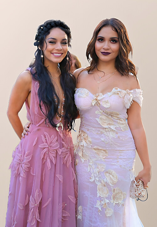 sister-love-vanessa-hudgens-and-stella-hudgens-pose-during-mtv-vma-stella-hudgens-349876523-1-1.md.jpg