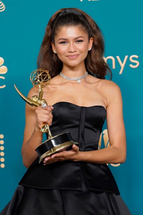 zendaya-emmy-awards-2022-red-carpet-106597d080deadd579.md.jpg